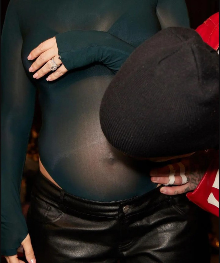 Her şey şov uğruna… Hamilelik haberini konserde pankart kaldırarak vermişti: Kocası karnını hiç görmemiş mi