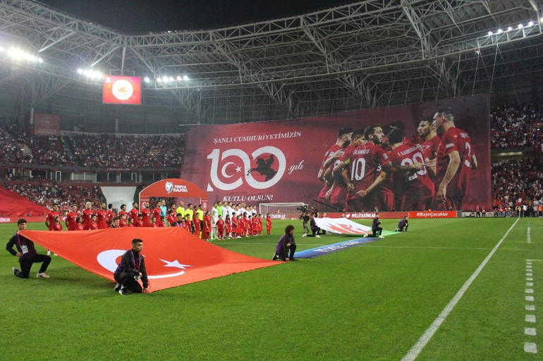 Türkiye - Galler maçında VAR skandalı Milli Takımın golü iptal edildi