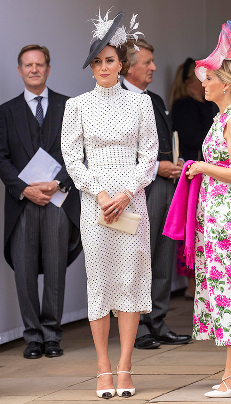 Aldatma söylentilerinin gölgesinde... Gözleri onu arayıp buldu... Bakışlarını karısından alamadı