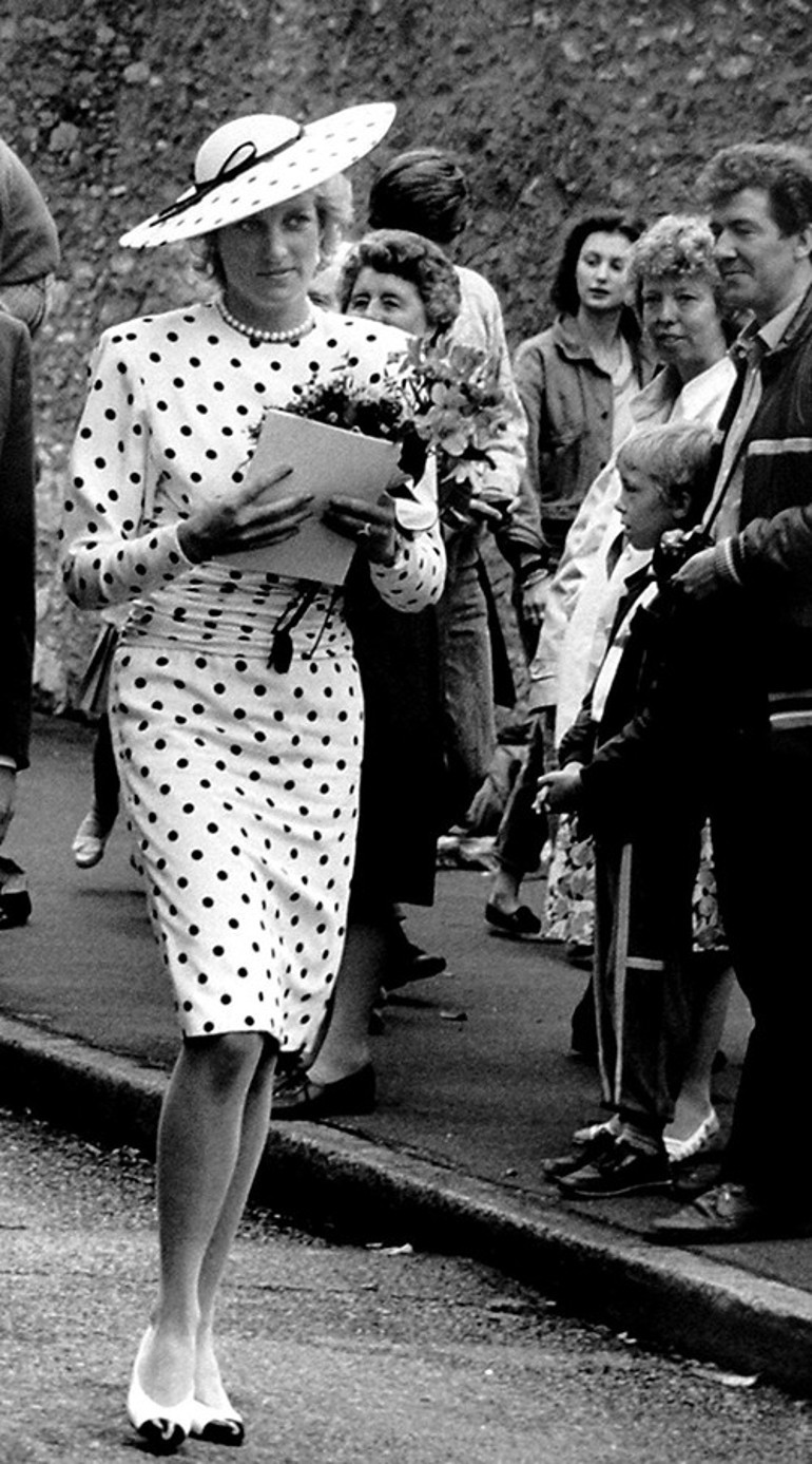 Aldatma söylentilerinin gölgesinde... Gözleri onu arayıp buldu... Bakışlarını karısından alamadı