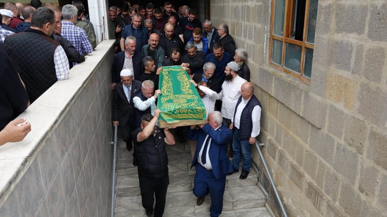 Yorgun mermi kurbanı Keremin cenazesine erken doğum yapan annesi ambulansla geldi