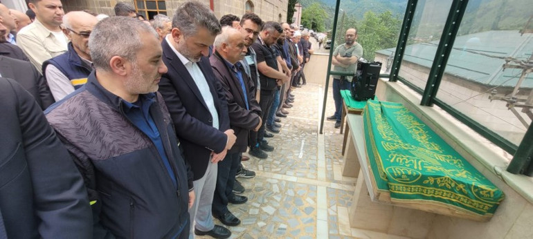 Yorgun mermi kurbanı Keremin cenazesine erken doğum yapan annesi ambulansla geldi