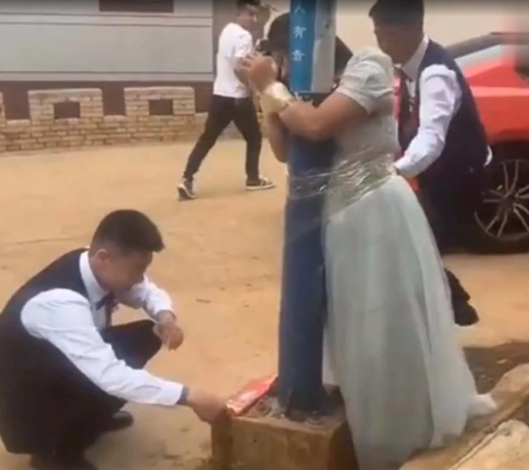 Nedimeleri lamba direklerine bağladılar Sosyal medyayı ayağa kaldıran görüntü...