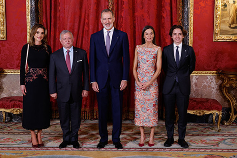 Kraliçeler zirvesine damga vuran soru: İkisine de aynı cerrah mı bakıyor