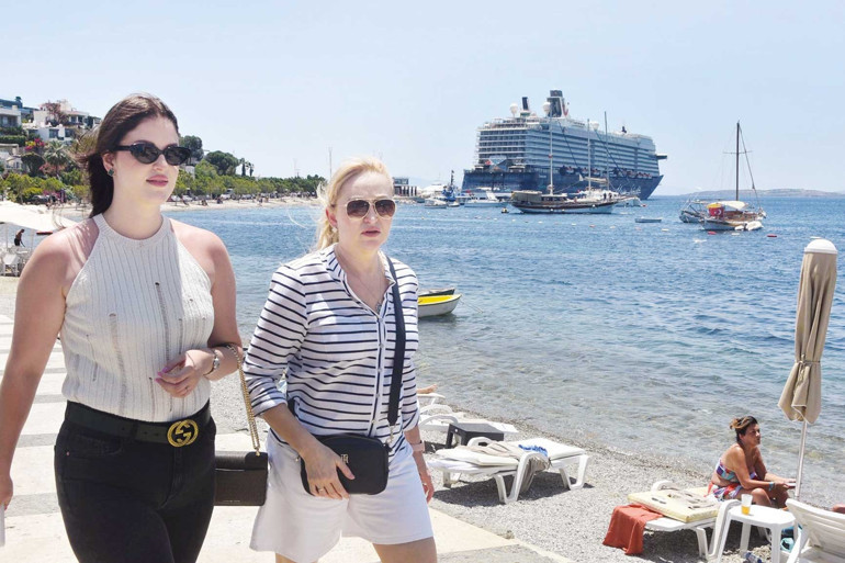 Bayramın gözdesi Akdeniz ve Ege sahilleri... 2 milyonluk tatil göçü