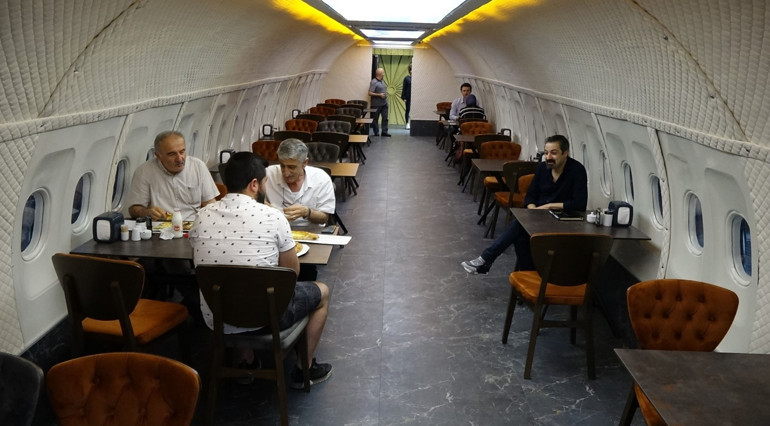 Pistten çıkınca ölüm korkusu yaşadıkları uçakta pide yediler