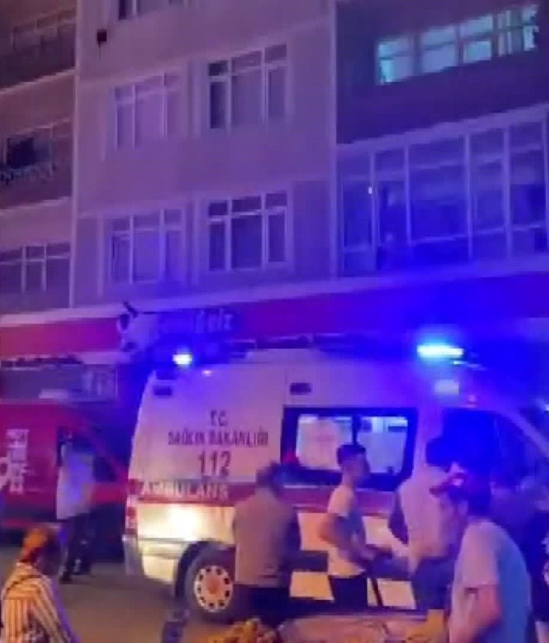 Güngörende 4üncü kattan minibüsün üzerine düşen çocuk ölümden döndü