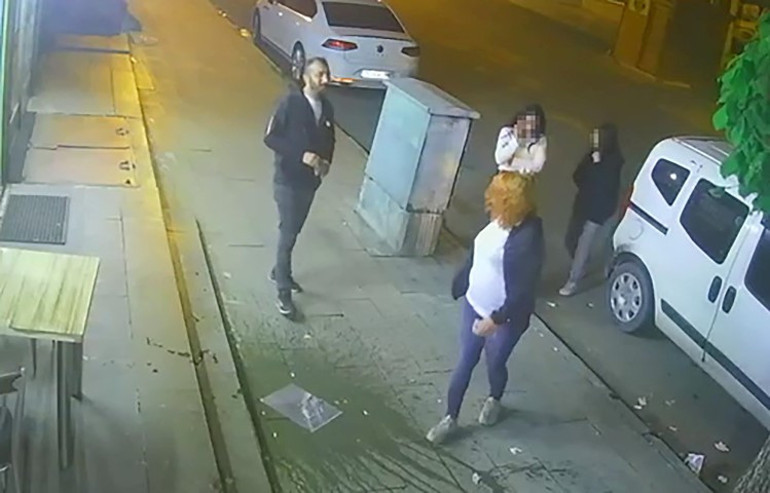 Kız arkadaşlarına laf atanı bıçaklayarak öldürdü