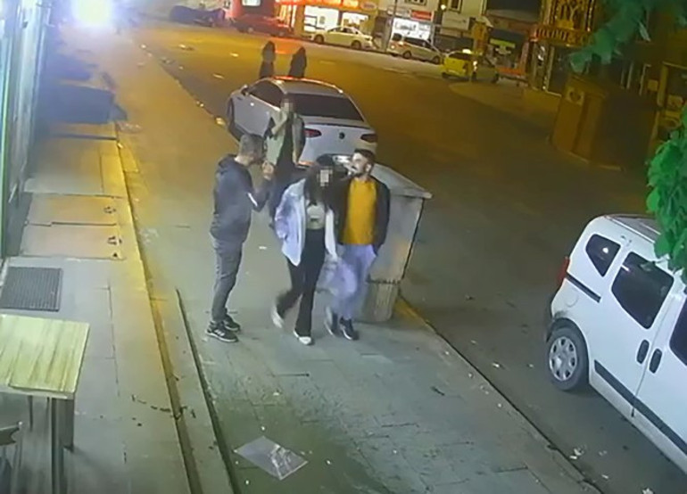 Kız arkadaşlarına laf atanı bıçaklayarak öldürdü