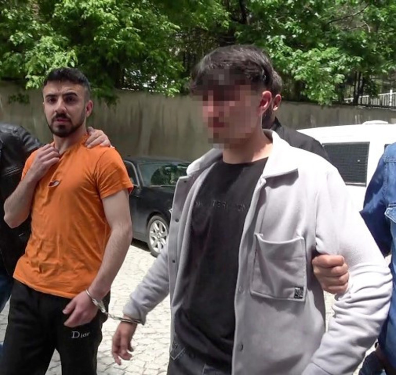 Kız arkadaşlarına laf atanı bıçaklayarak öldürdü