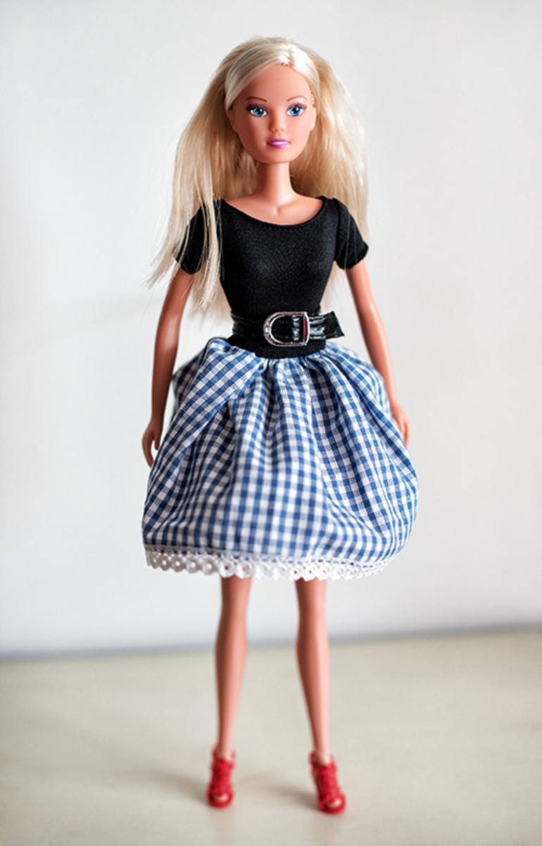 Barbie bebeğin güzel yüzünün ardındaki karanlık sır.... En çılgın fantezilerini böyle hayata geçirdi: Sevgililerinin ona benzemesi için ameliyata zorlardı