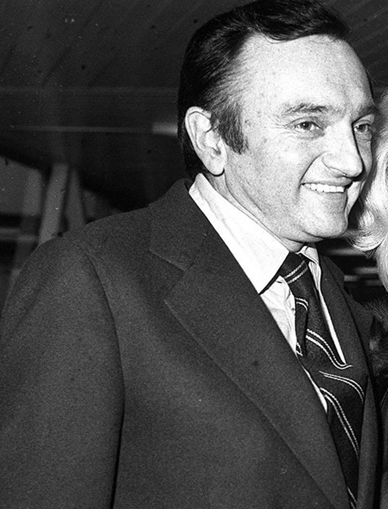 Barbie bebeğin güzel yüzünün ardındaki karanlık sır.... En çılgın fantezilerini böyle hayata geçirdi: Sevgililerinin ona benzemesi için ameliyata zorlardı