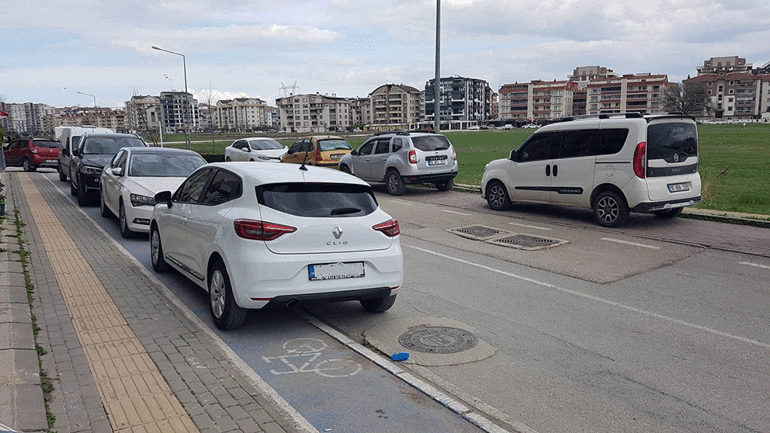 Bisiklet yolları otopark oldu
