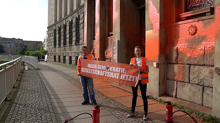 Aktivistleri ‘dinleme’ye tepki