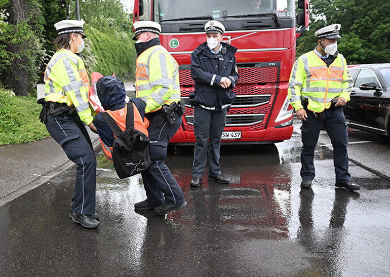 Aktivistleri ‘dinleme’ye tepki