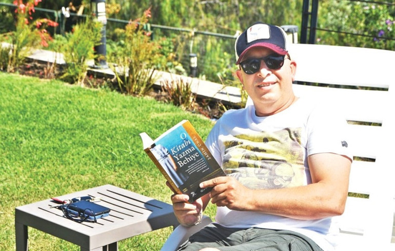 Adnan Kaya ve Mete Tamer Omur ile Şezlong Sohbetleri Bir koltukta üç karpuz taşıyor: Hem doktor, hem ressam, hem yazar