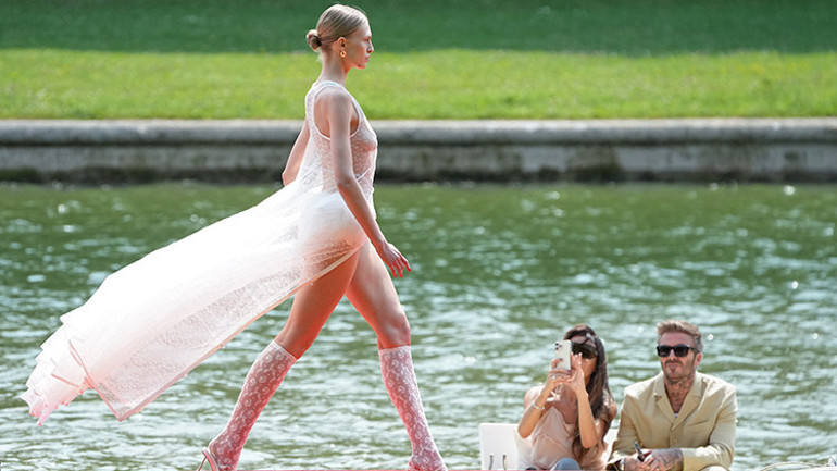 Karısı kızmasın diye telefonunu elinden bıraktı, ünlü modeli görmemek için başını öne eğmeye çalıştı