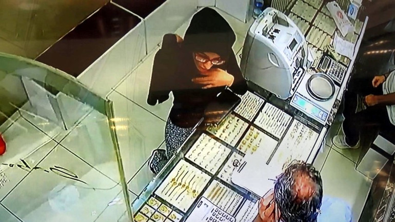 Arkadaşıyım yalanıyla altın bilekliği çaldı