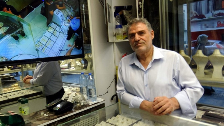 Arkadaşıyım yalanıyla altın bilekliği çaldı