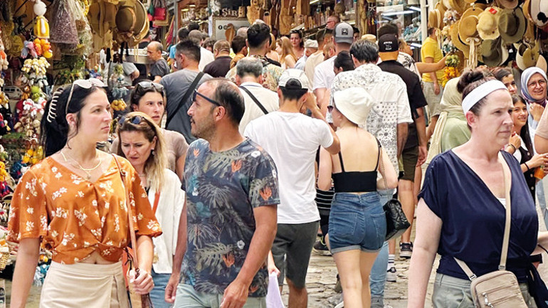 Turist bayramı Yerli ve yabancı ziyaretçiler ören yerlerine akın etti