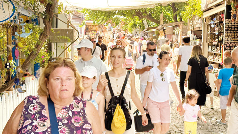 Turist bayramı Yerli ve yabancı ziyaretçiler ören yerlerine akın etti