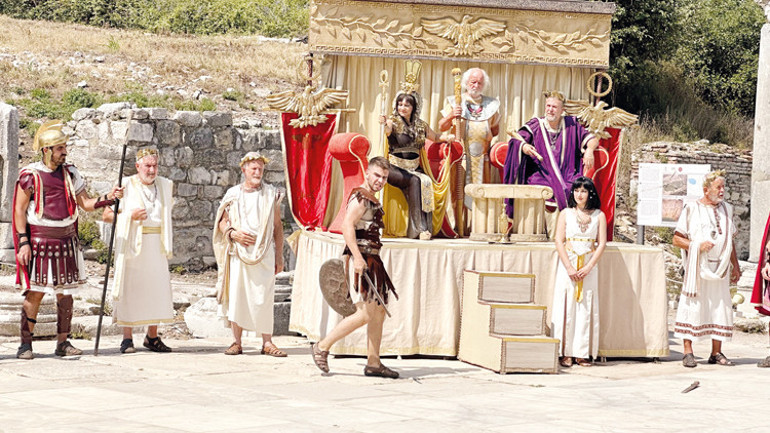 Turist bayramı Yerli ve yabancı ziyaretçiler ören yerlerine akın etti