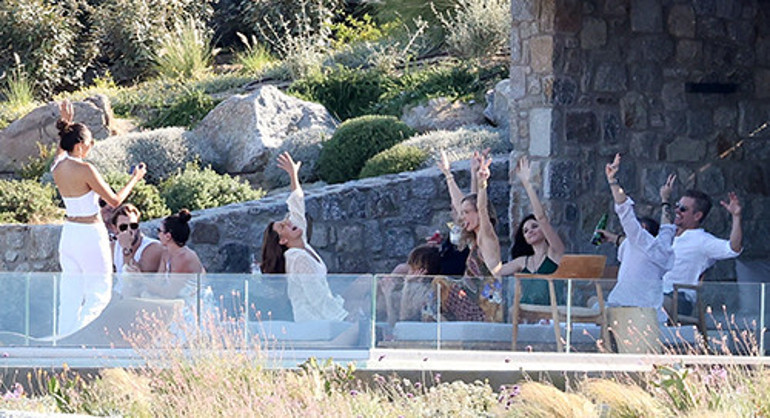 Sevgilisi kollarının arasında: Etrafı insanlarla çevriliydi, onun gözleri sadece bir kişiyi gördü