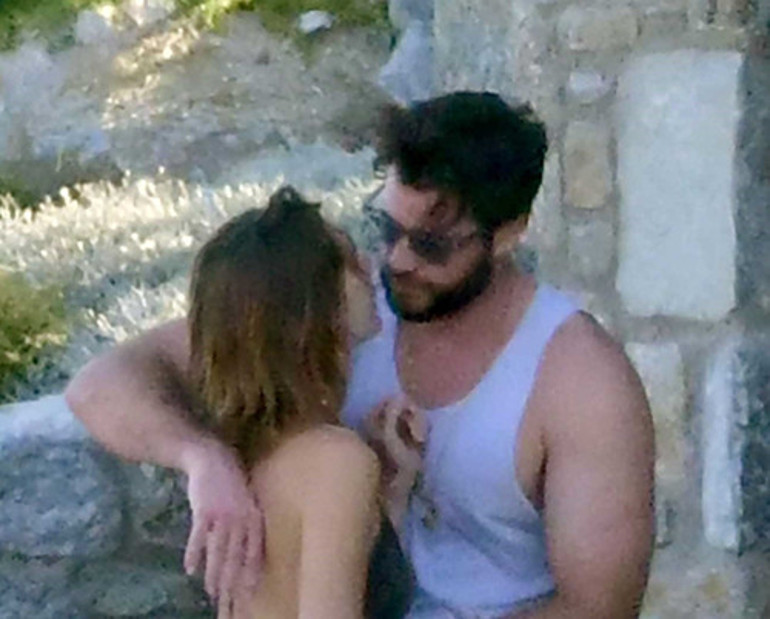 Sevgilisi kollarının arasında: Etrafı insanlarla çevriliydi, onun gözleri sadece bir kişiyi gördü