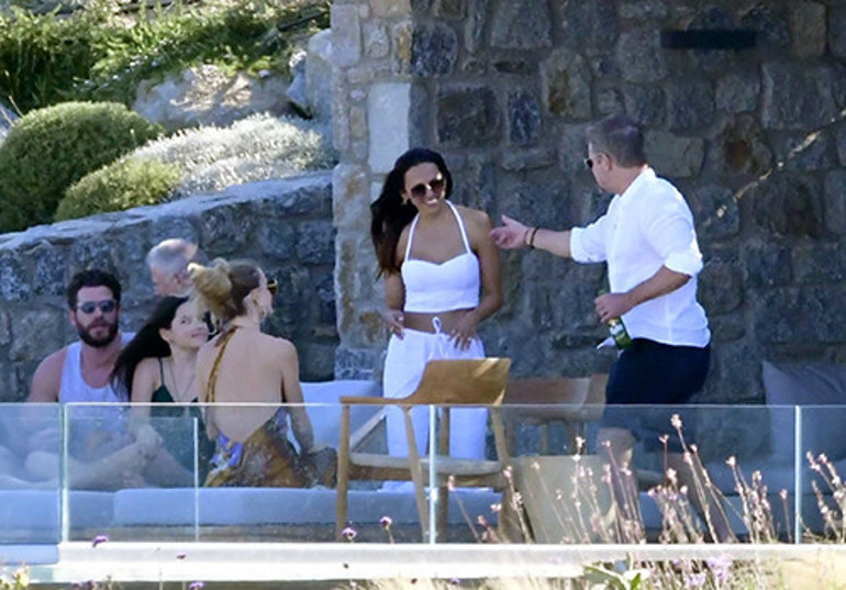 Sevgilisi kollarının arasında: Etrafı insanlarla çevriliydi, onun gözleri sadece bir kişiyi gördü