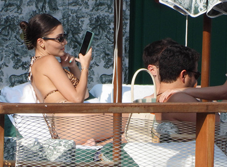 Hande ile Hakanın aşkı çoktan sınırları aşmış: Güneşin altında sarmaş- dolaş