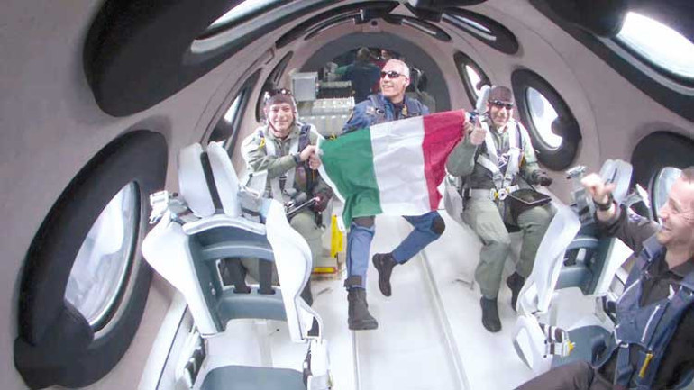 VIrgin de uzaya çıktı: Uzay turizmi kızıştı