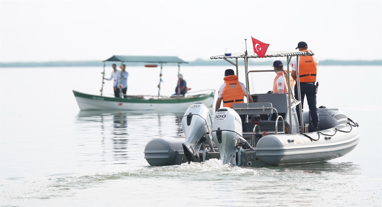 Nilüferleri ile ünlü Işıklı Gölünde, bayramda ziyaretçi yoğunluğu