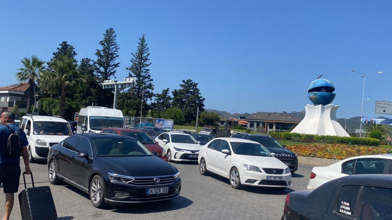 Tatilcilerin dönüş yoğunluğu başladı... İşte yollardaki son durum