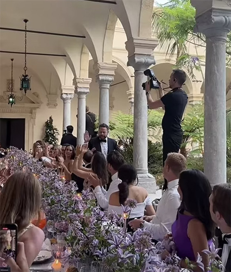 Sosyetik güzel, tavuk kralının veliahtıyla evlendi: Salona bile dans ederek girdiler