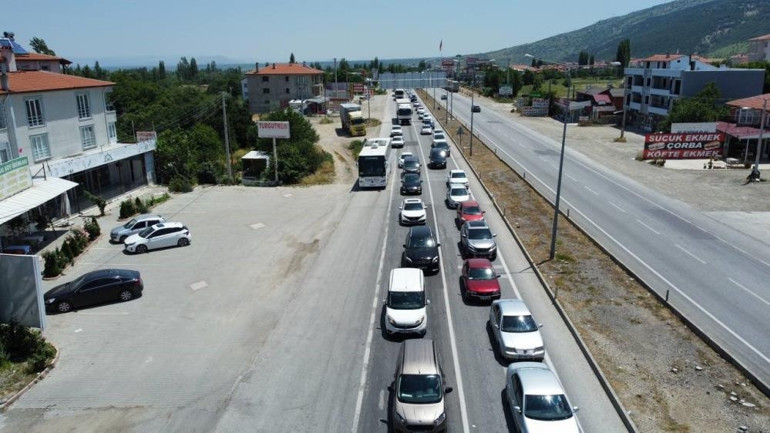 Tatilcilerin dönüş yolculuğu devam ediyor... Yollarda son durum: 14 aracın karıştığı zincirleme kaza