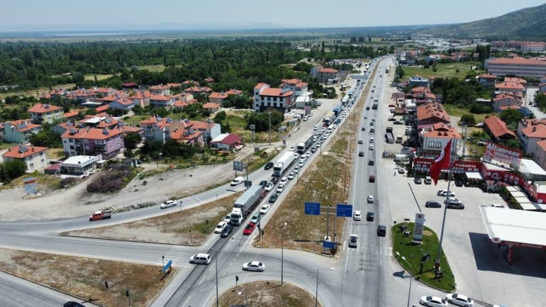 Tatilcilerin dönüş yolculuğu devam ediyor... Yollarda son durum: 14 aracın karıştığı zincirleme kaza