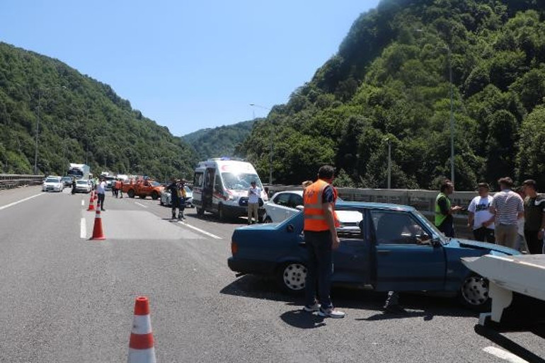 Tatilcilerin dönüş yolculuğu devam ediyor... Yollarda son durum: 14 aracın karıştığı zincirleme kaza