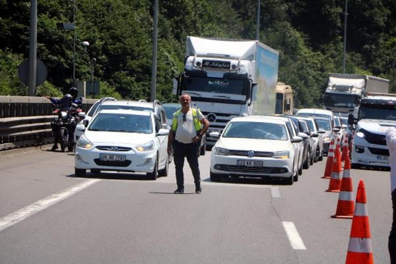 Tatilcilerin dönüş yolculuğu devam ediyor... Yollarda son durum: 14 aracın karıştığı zincirleme kaza
