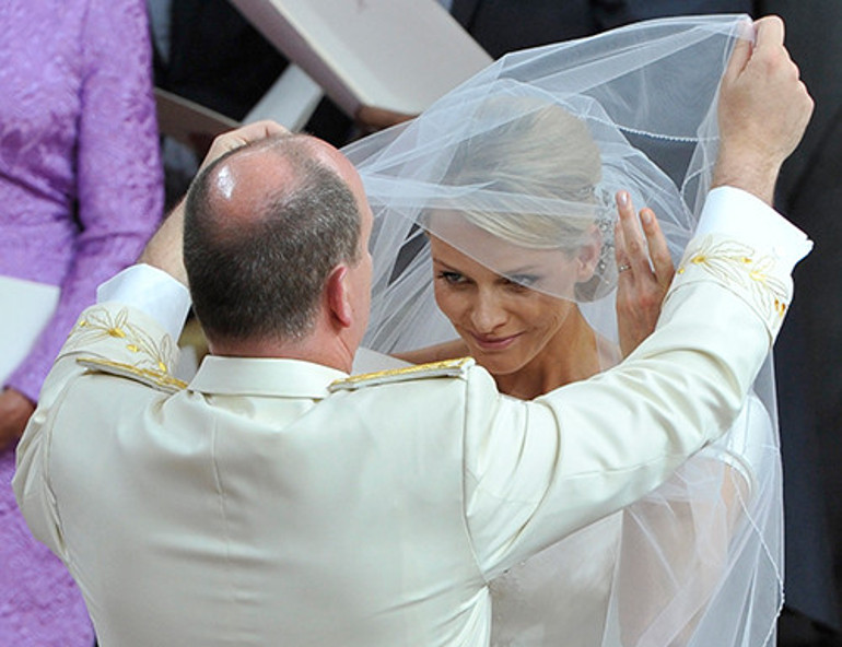 Ağlaya ağlaya giydiği gelinliğin ne sırları varmış