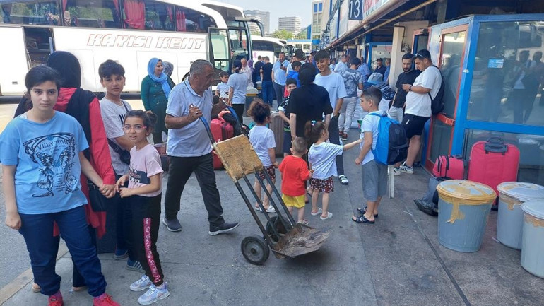 Tatilcilerin dönüş yolculuğu devam ediyor... Yollarda son durum: 14 aracın karıştığı zincirleme kaza