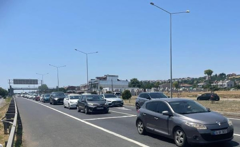 Tatilcilerin dönüş yolculuğu devam ediyor... Yollarda son durum: 14 aracın karıştığı zincirleme kaza