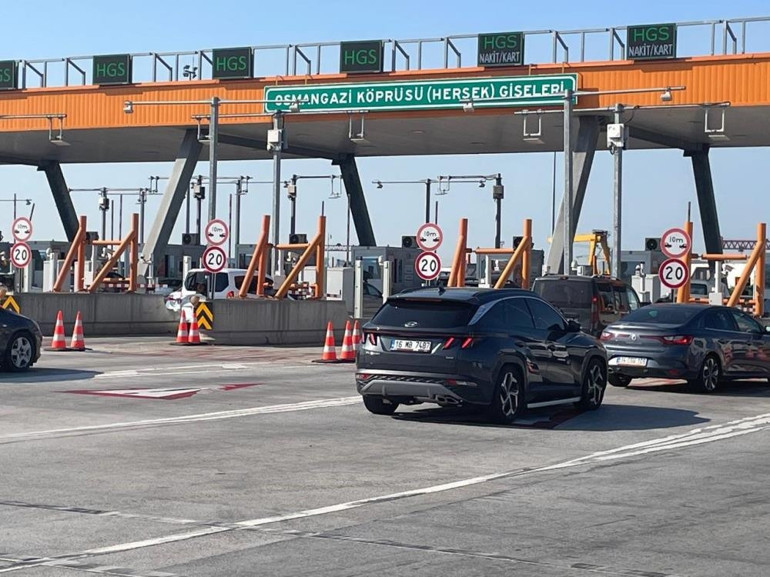 Tatilcilerin dönüş yolculuğu devam ediyor... Yollarda son durum: 14 aracın karıştığı zincirleme kaza