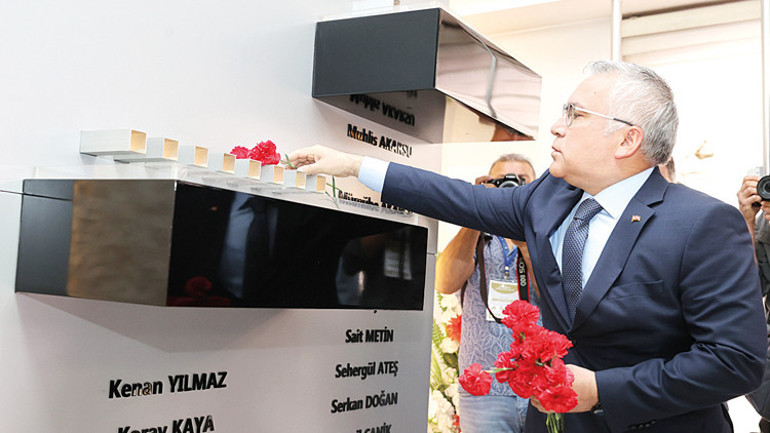 Madımak hâlâ yürek yakıyor 30. yıl karanfilleri
