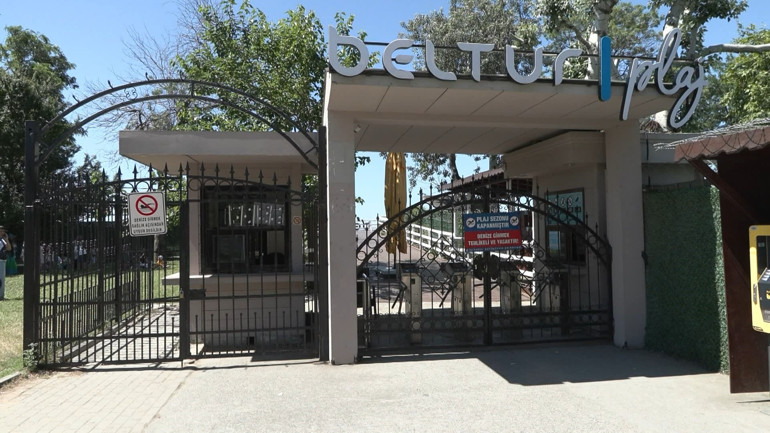 Belediye plajı kirlilikten kapalı, 200 metre mesafedeki özel plaj açık; giriş 300 lira
