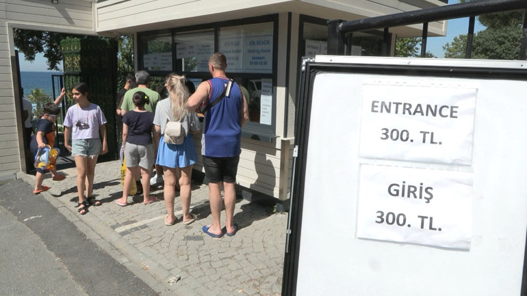 Belediye plajı kirlilikten kapalı, 200 metre mesafedeki özel plaj açık; giriş 300 lira
