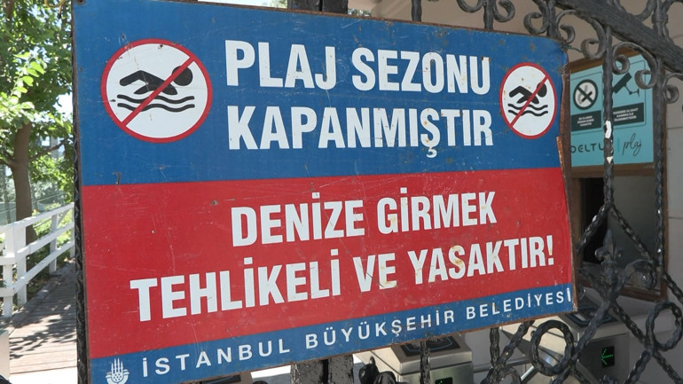 Belediye plajı kirlilikten kapalı, 200 metre mesafedeki özel plaj açık; giriş 300 lira