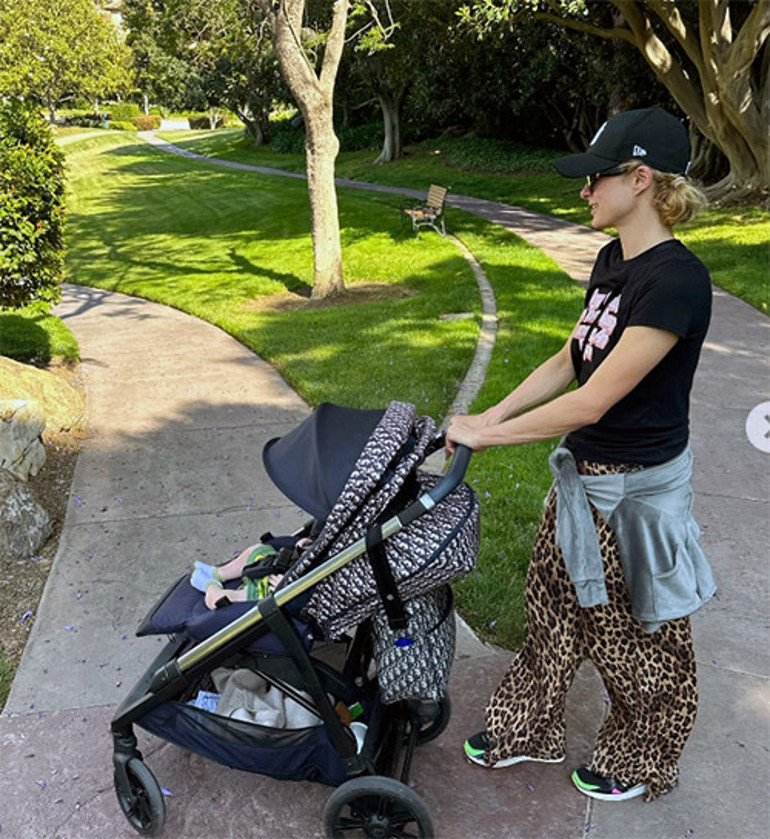 Sosyetik güzelin oğlunun bebek arabası olay oldu: Zenginin bebeği böyle gezer