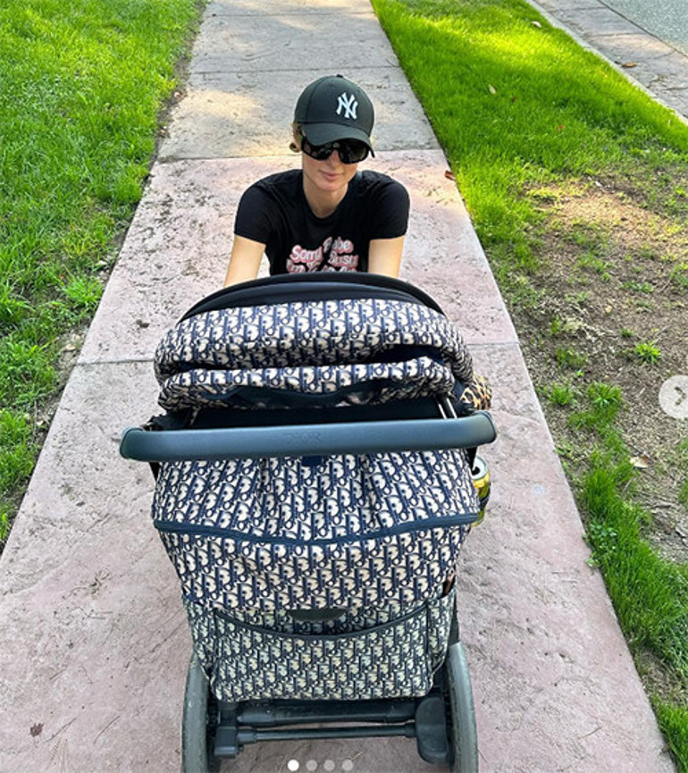 Sosyetik güzelin oğlunun bebek arabası olay oldu: Zenginin bebeği böyle gezer