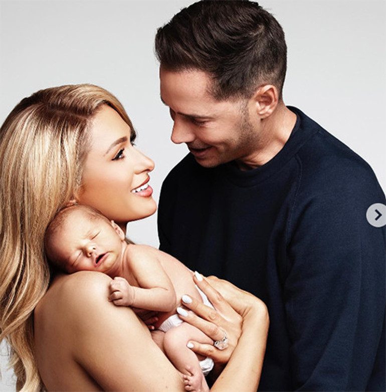 Sosyetik güzelin oğlunun bebek arabası olay oldu: Zenginin bebeği böyle gezer