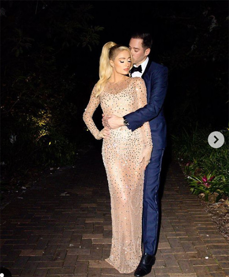 Sosyetik güzelin oğlunun bebek arabası olay oldu: Zenginin bebeği böyle gezer